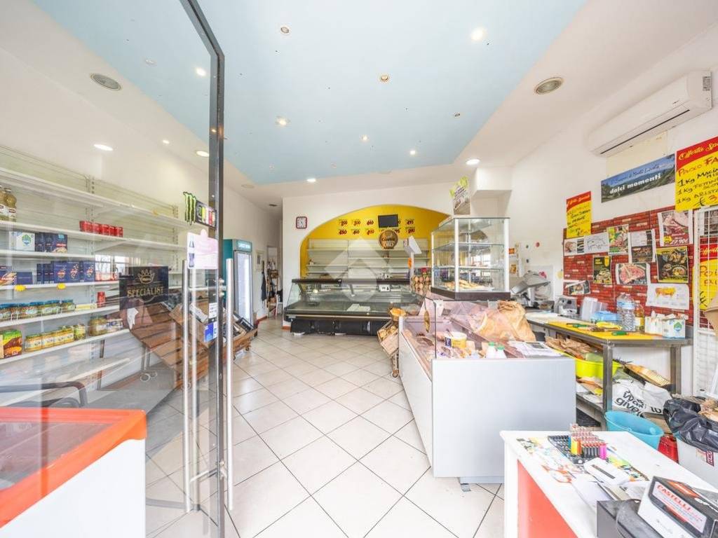 negozio in vendita a Roma in zona Lunghezza