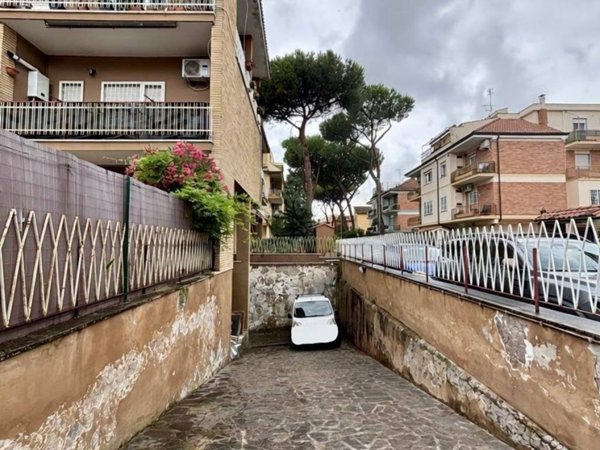 negozio in vendita a Roma in zona Appio Claudio