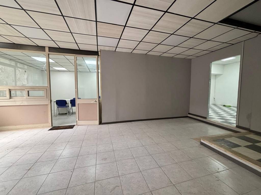 negozio in vendita a Roma in zona Appio Claudio