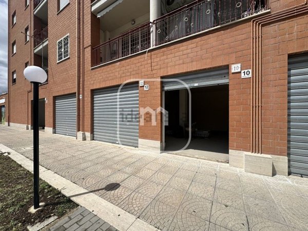 locale commerciale in vendita a Roma in zona Finocchio