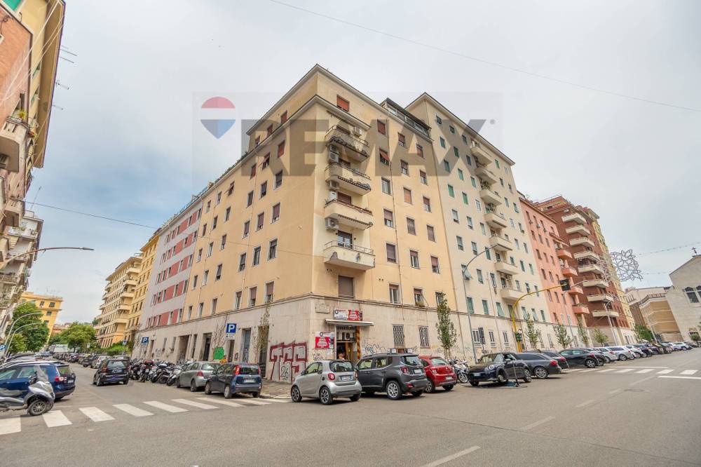 negozio in vendita a Roma in zona Tuscolano