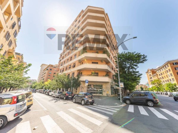 negozio in vendita a Roma in zona Tuscolano
