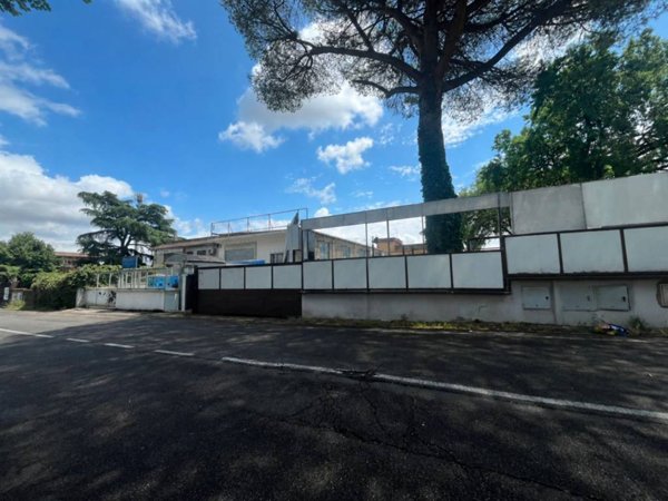negozio in vendita a Roma in zona Borghesiana