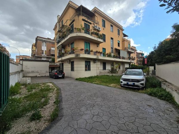 ufficio in vendita a Roma in zona Appio Latino