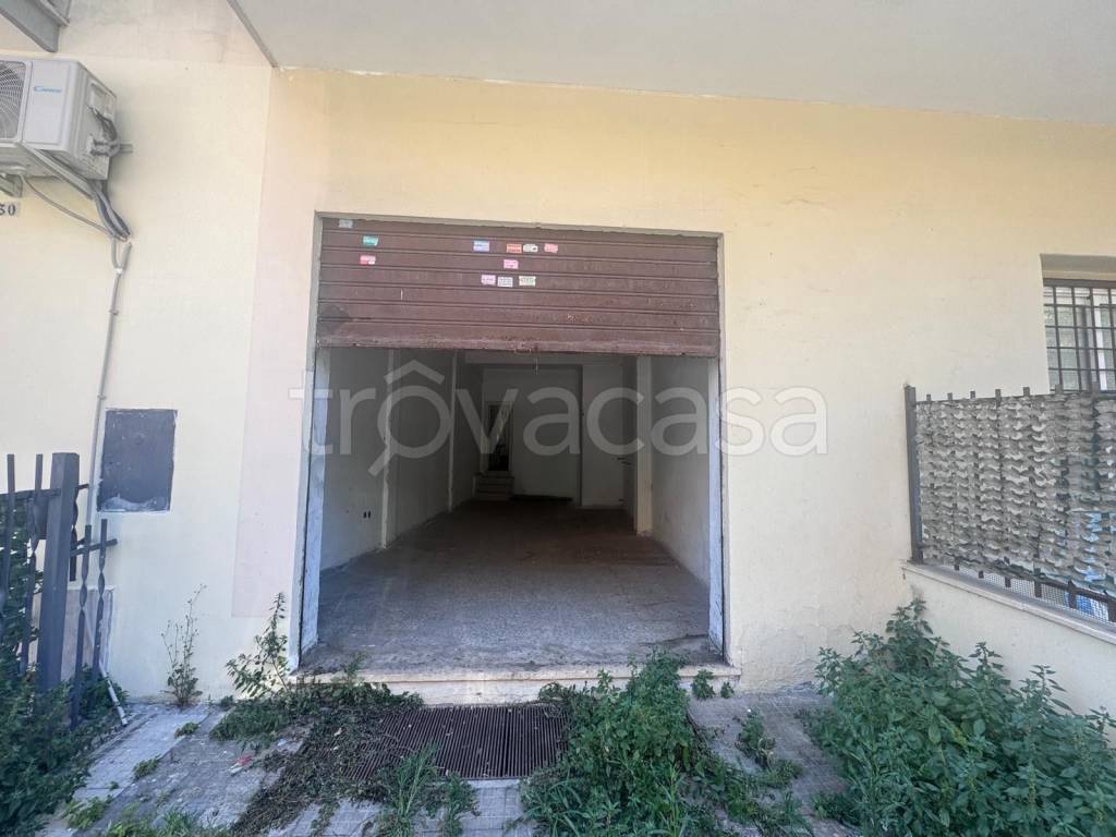 negozio in vendita a Roma in zona San Basilio