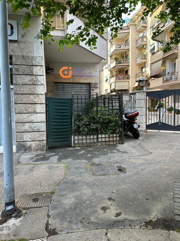 locale commerciale in vendita a Roma in zona Appio Latino