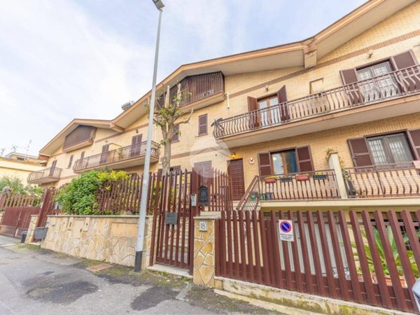 casa indipendente in vendita a Roma in zona Finocchio