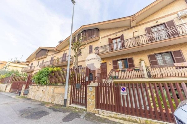 casa indipendente in vendita a Roma in zona Finocchio