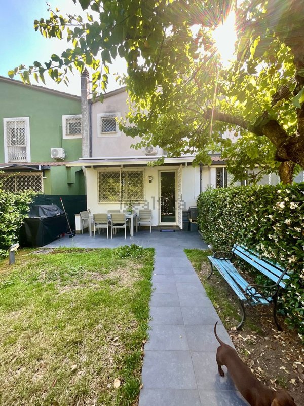 casa indipendente in vendita a Roma in zona Casal Palocco