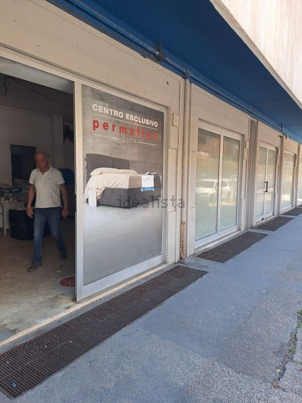 locale commerciale in vendita a Roma in zona Ostia