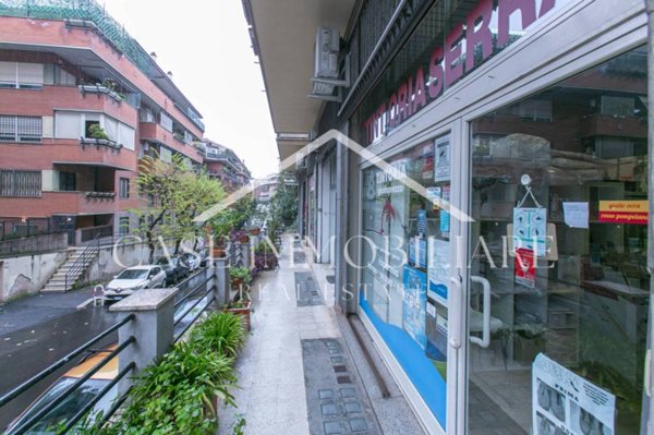 negozio in vendita a Roma in zona Tor di Quinto