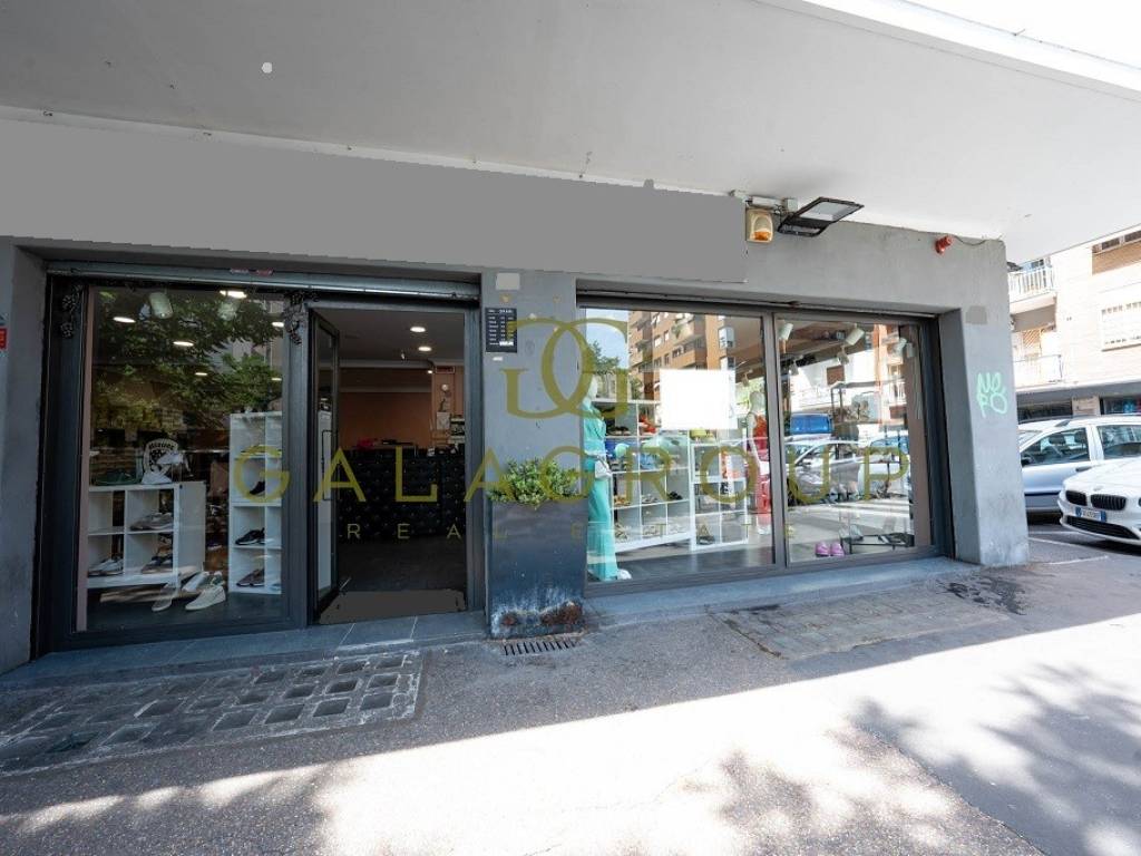 negozio in vendita a Roma in zona Cinecittà