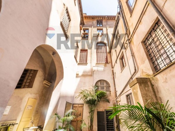 appartamento in vendita a Roma in zona Pigna - Sant'Angelo
