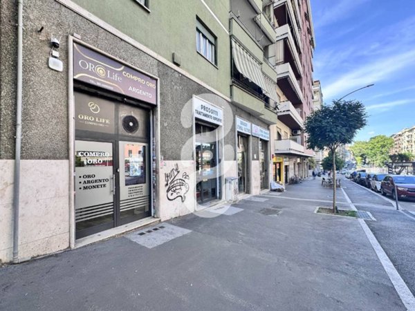 negozio in vendita a Roma in zona Tuscolano