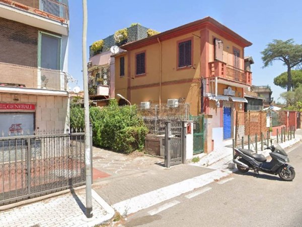 negozio in vendita a Roma in zona Appio Pignatelli