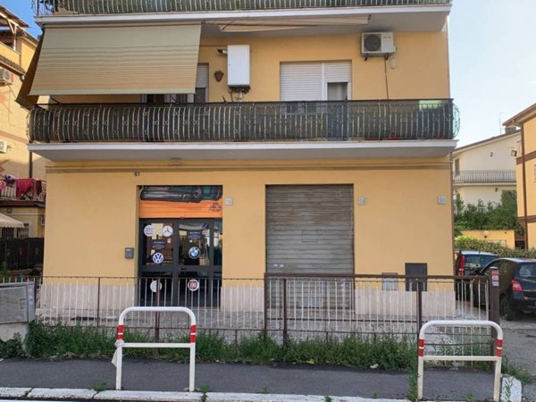 negozio in vendita a Roma in zona Finocchio