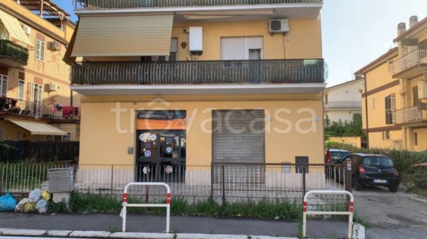 negozio in vendita a Roma in zona Finocchio