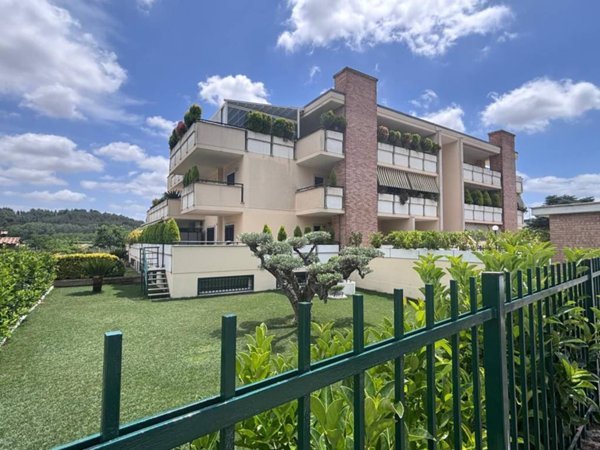 appartamento in vendita a Roma in zona Pantan Monastero