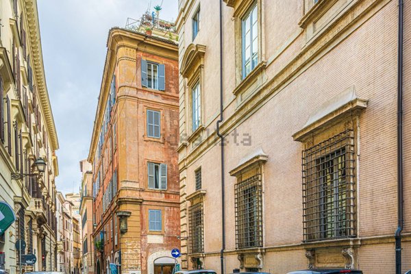 appartamento in vendita a Roma in zona Pigna - Sant'Angelo