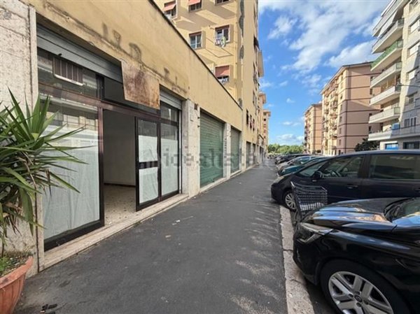 locale commerciale in vendita a Roma in zona Don Bosco