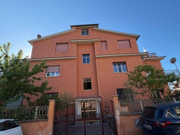 appartamento in vendita a Roma in zona Valle Muricana