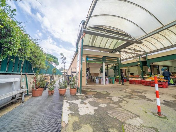 negozio in vendita a Roma in zona Cinecittà