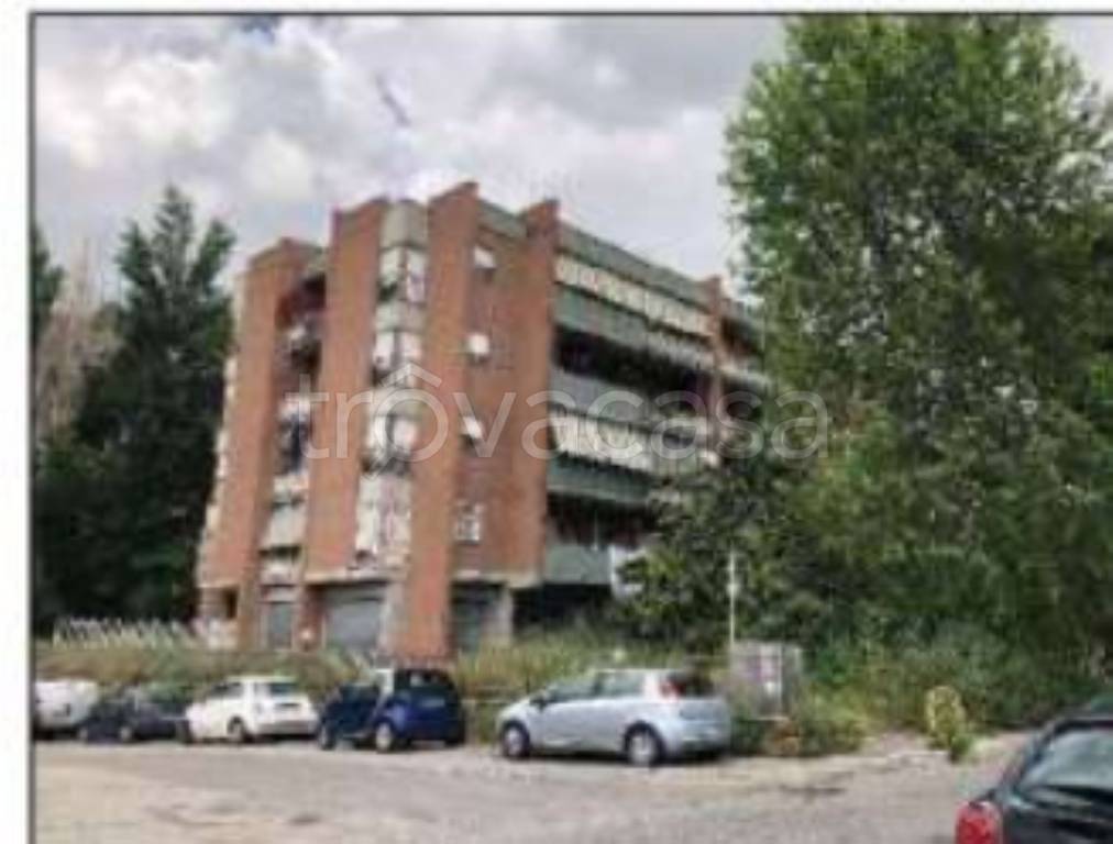 locale commerciale in vendita a Roma in zona San Basilio