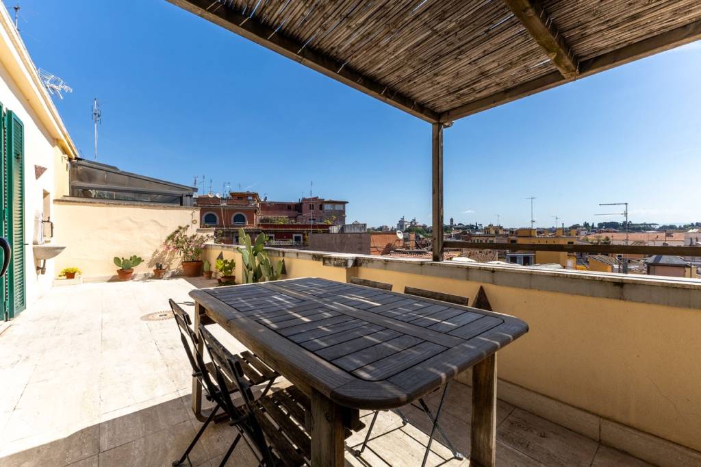 appartamento in vendita a Roma in zona Trastevere