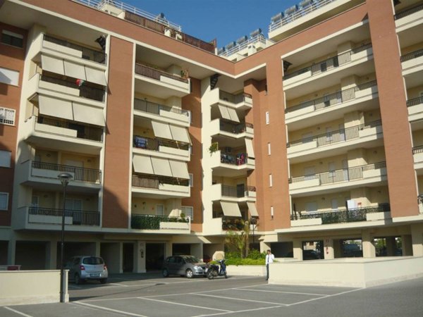 locale commerciale in vendita a Roma in zona Ponte di Nona