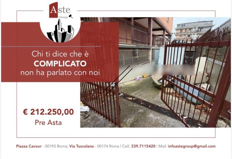 locale commerciale in vendita a Roma in zona Finocchio