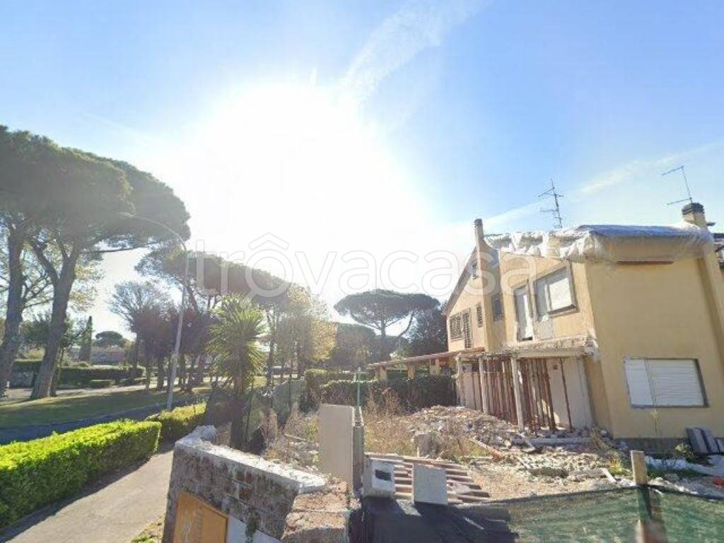 casa indipendente in vendita a Roma in zona Casal Palocco
