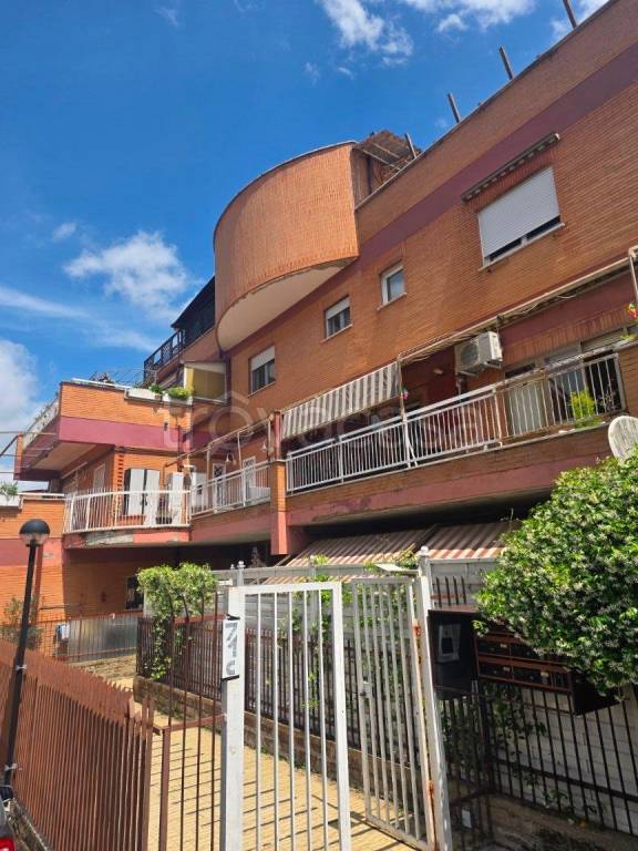 appartamento in vendita a Roma in zona Torrione Cerquetta