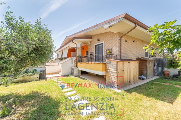casa indipendente in vendita a Roma in zona Valle Santa