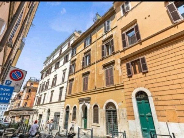 appartamento in vendita a Roma in zona Trevi-Colonna