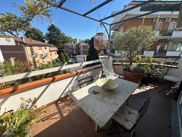 casa indipendente in vendita a Roma in zona Tomba di Nerone