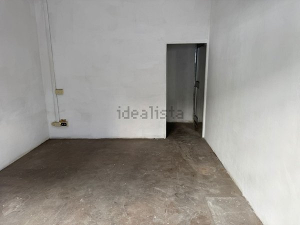 locale commerciale in vendita a Roma in zona Appio Latino