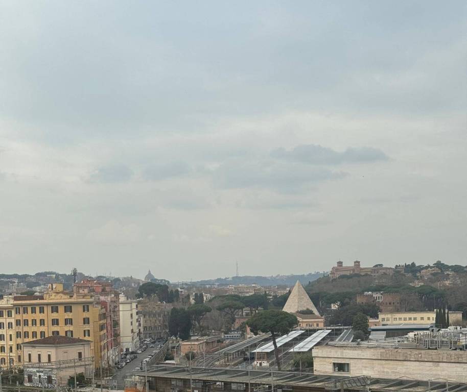 appartamento in vendita a Roma in zona Ostiense