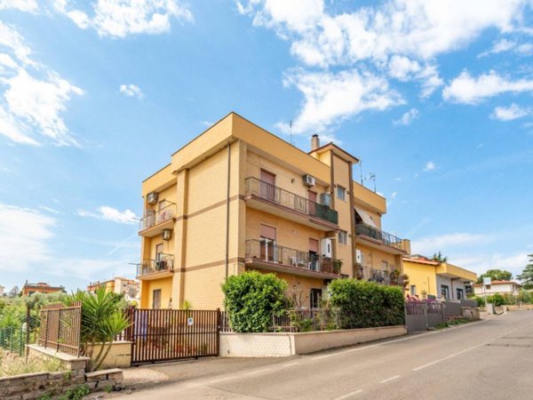 appartamento in vendita a Roma in zona Lunghezza