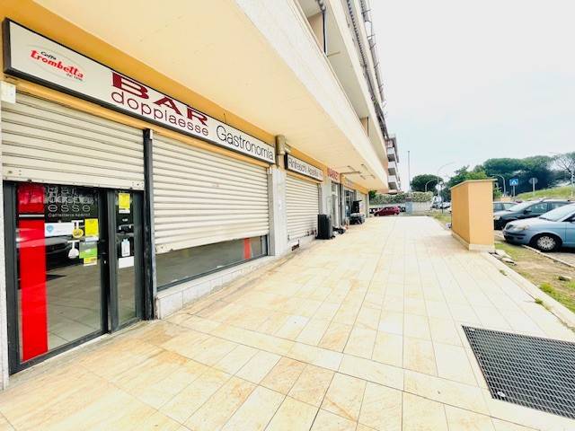 negozio in vendita a Roma in zona Ponte di Nona