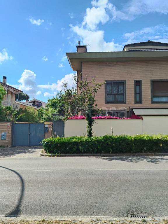 casa indipendente in vendita a Roma in zona Axa