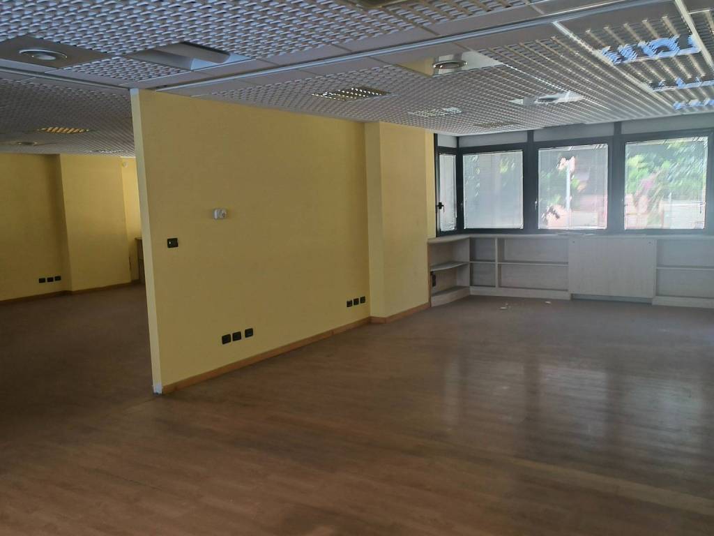 ufficio in vendita a Roma in zona Spinaceto
