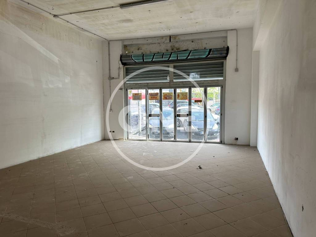 negozio in vendita a Roma in zona Cinecittà