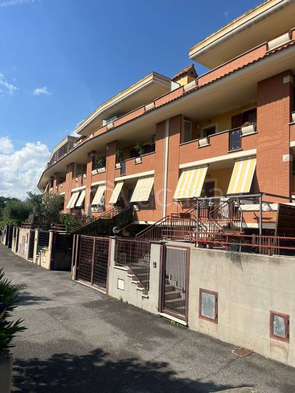 appartamento in vendita a Roma in zona Valle Muricana