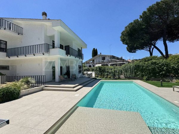 casa indipendente in vendita a Roma in zona Casal Palocco