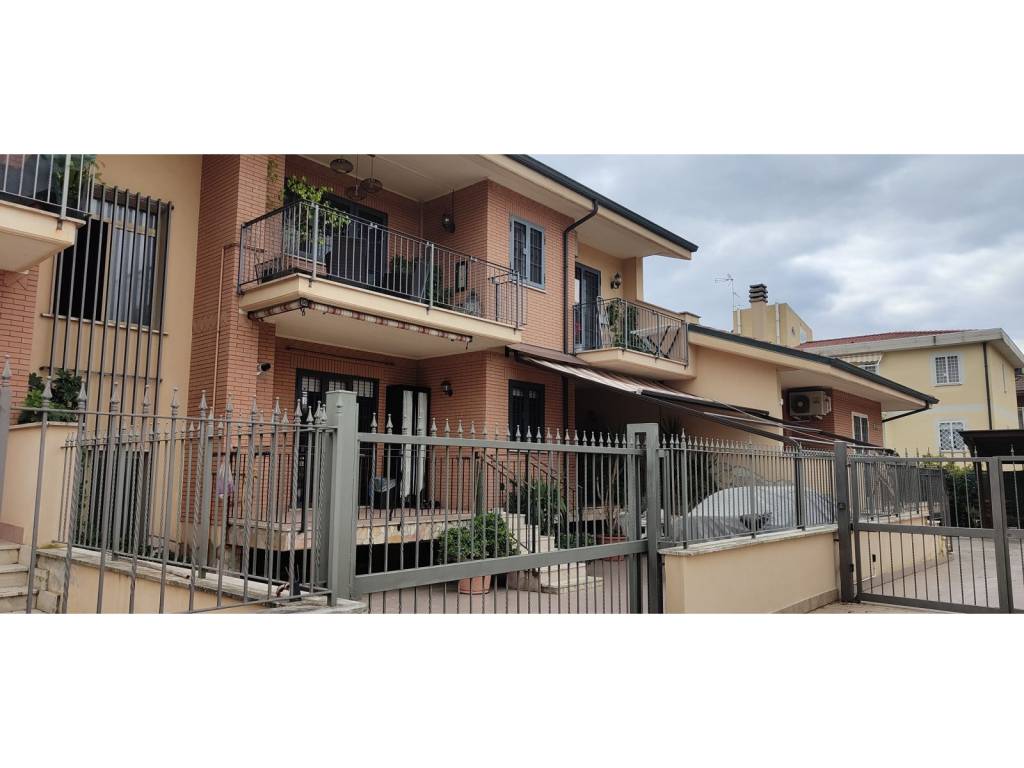appartamento in vendita a Roma in zona Torre Maura