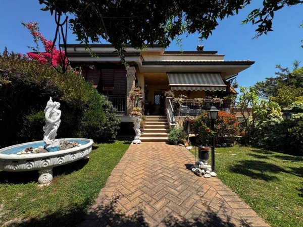 casa indipendente in vendita a Roma in zona Casal Palocco