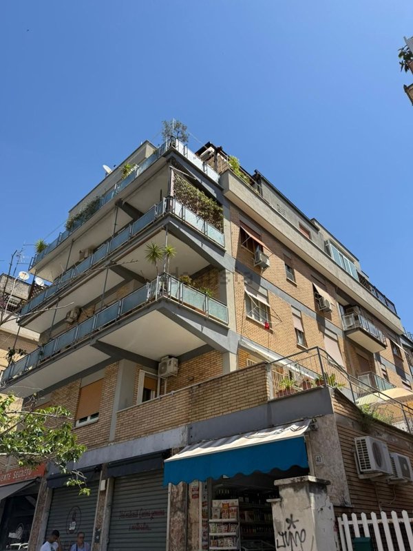 locale commerciale in vendita a Roma in zona Prenestino-Centocelle
