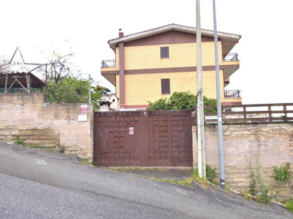 casa indipendente in vendita a Roma in zona Massimina/Casal Lumbroso