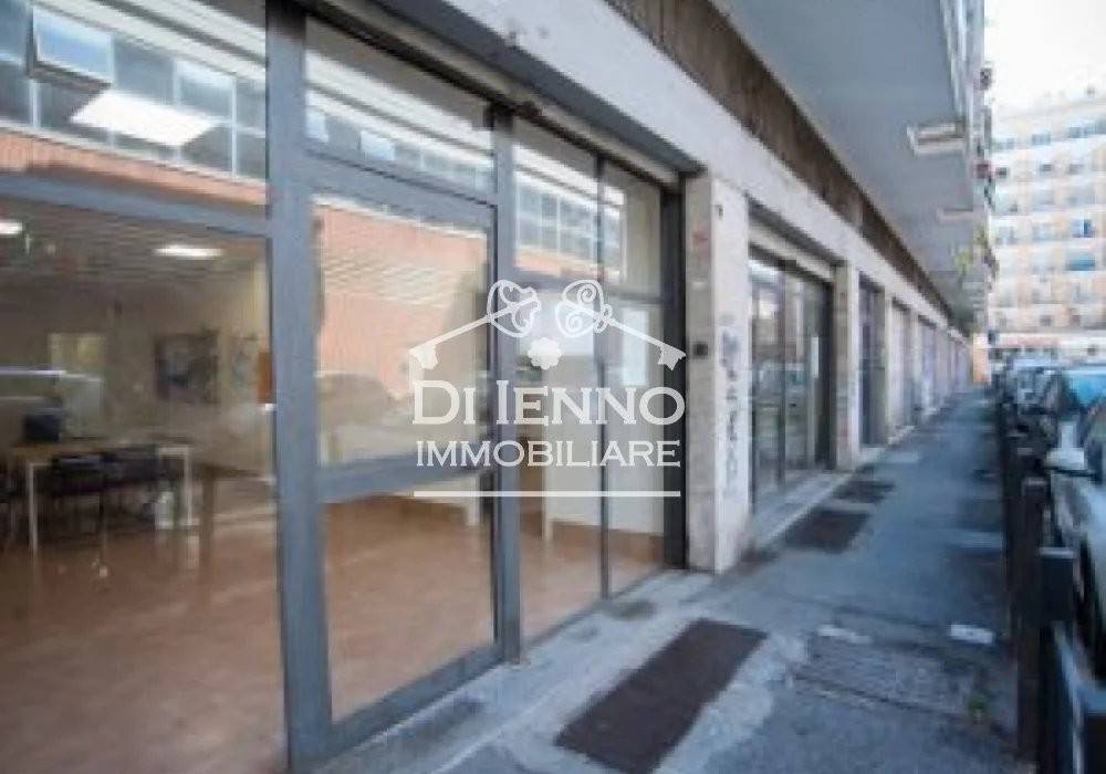 negozio in vendita a Roma in zona Tuscolano