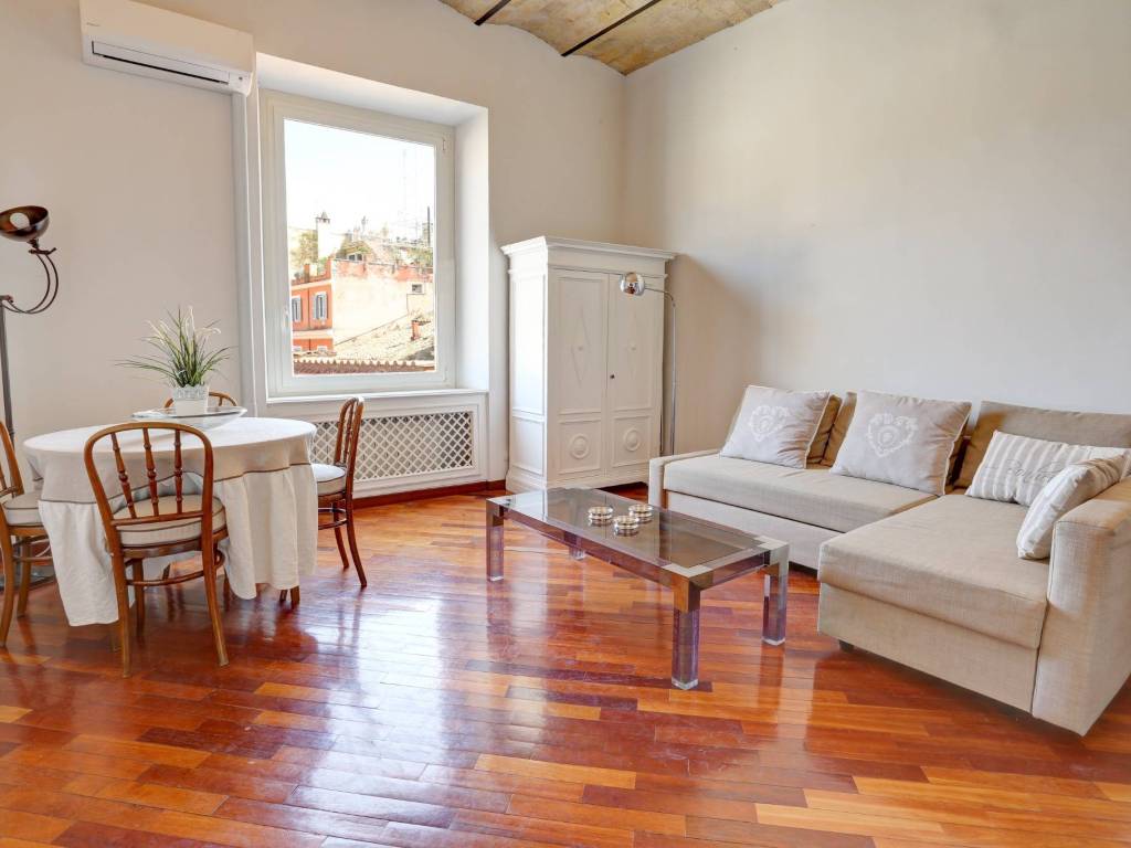 appartamento in vendita a Roma in zona Rione Monti/Campitelli